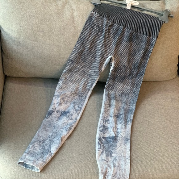 💙lululemon Ebb to Train Tight💙 - Picture 5 of 8